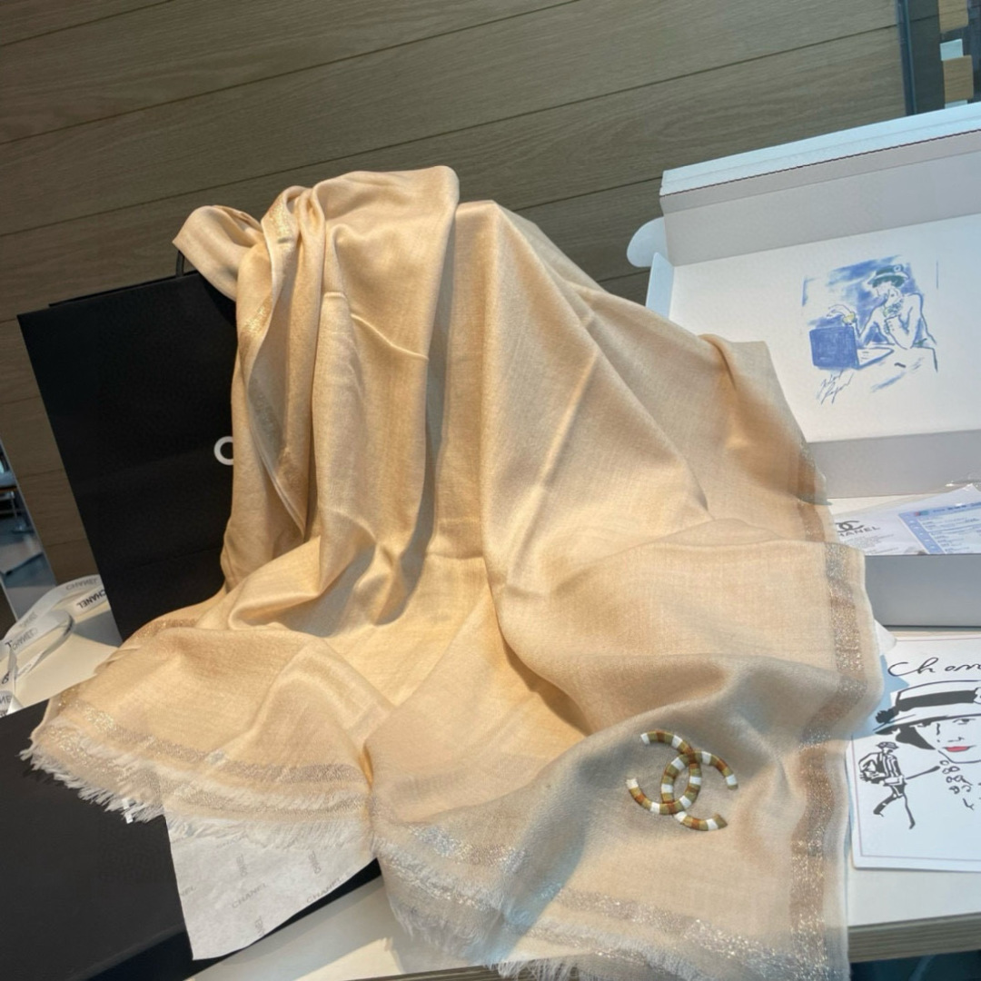  重点推荐！！！高级舒适时髦气质，相信我的就收吧！香奈儿这款触动内心的柔美围巾，无法模仿的颜色和气质！！