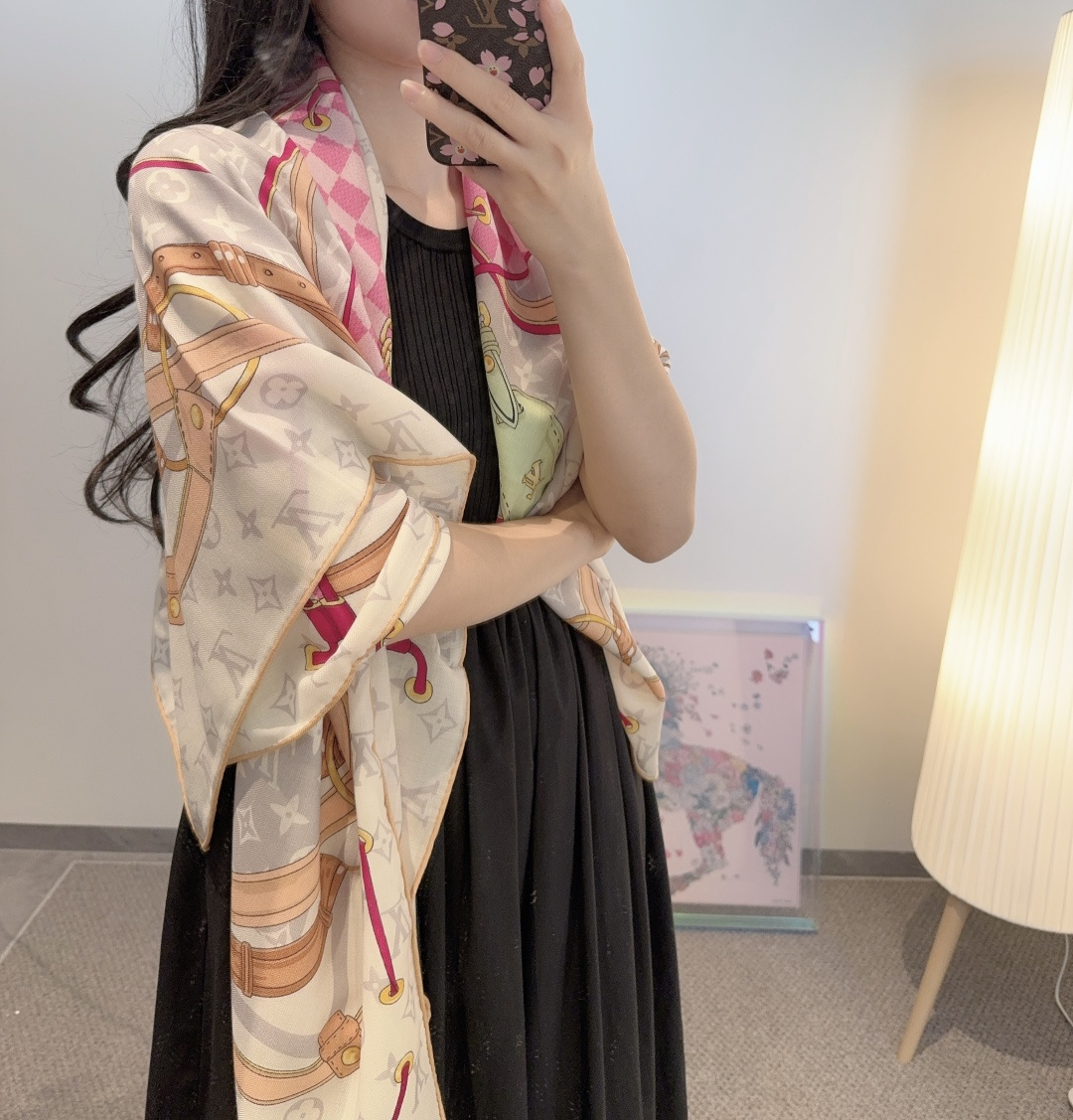  Flower And StraPs 以瞩目笔触彰显雅致风范，依托丝印工艺描绘 Monogram 花卉、