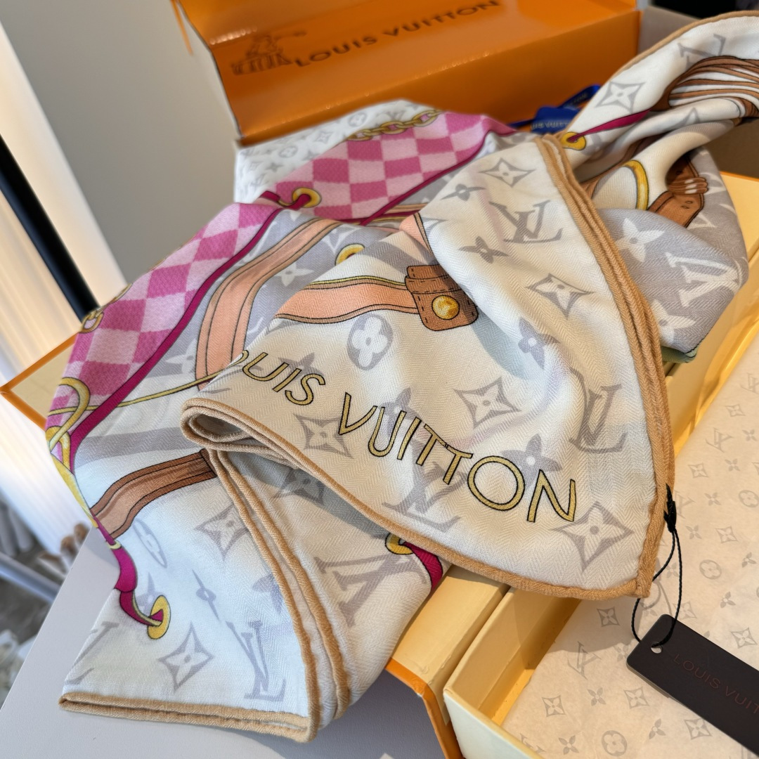  Flower And StraPs 以瞩目笔触彰显雅致风范，依托丝印工艺描绘 Monogram 花卉、