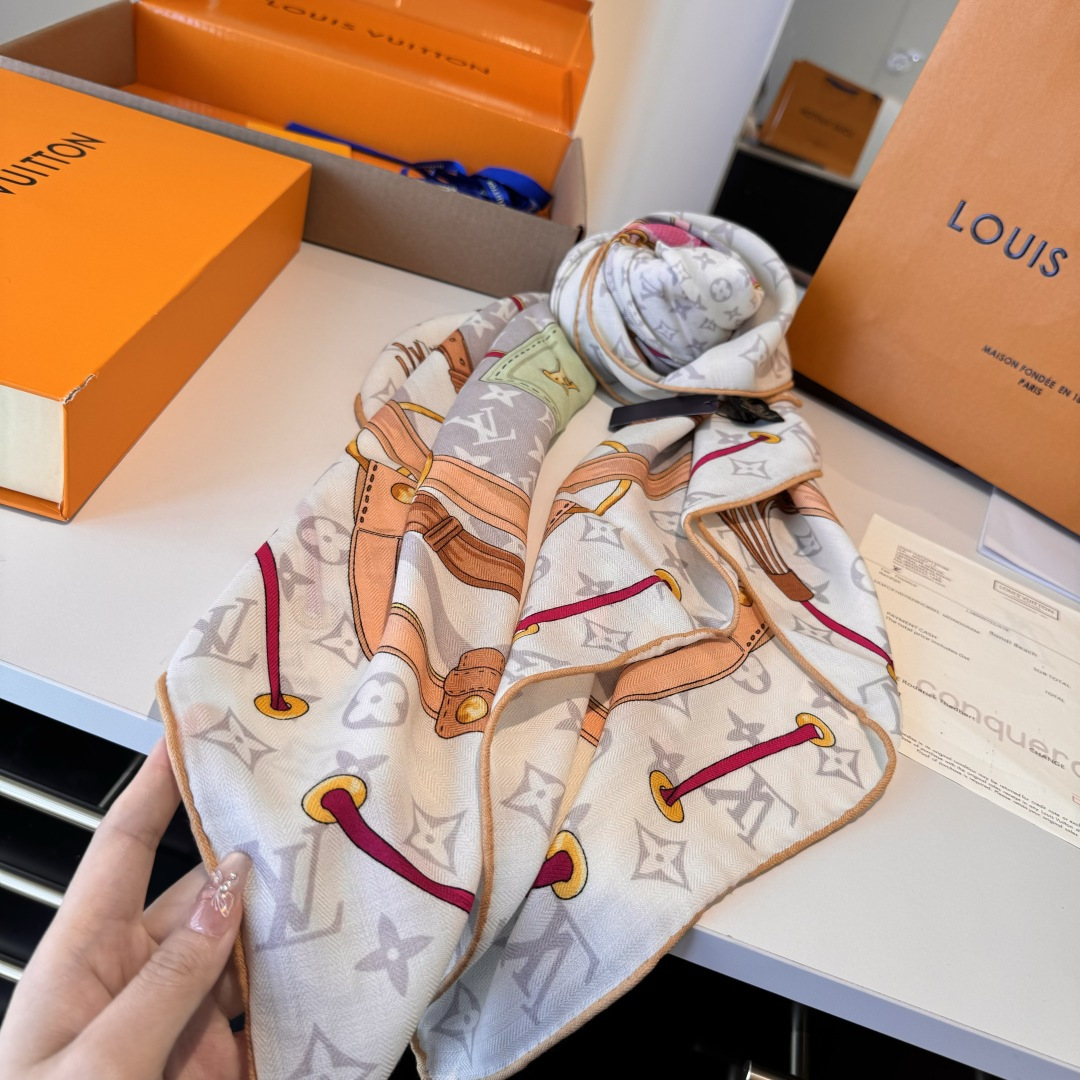  Flower And StraPs 以瞩目笔触彰显雅致风范，依托丝印工艺描绘 Monogram 花卉、