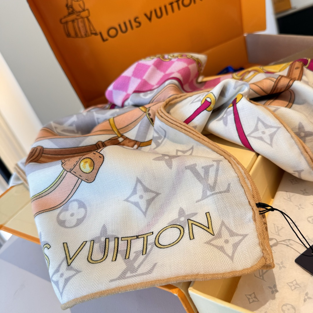  Flower And StraPs 以瞩目笔触彰显雅致风范，依托丝印工艺描绘 Monogram 花卉、