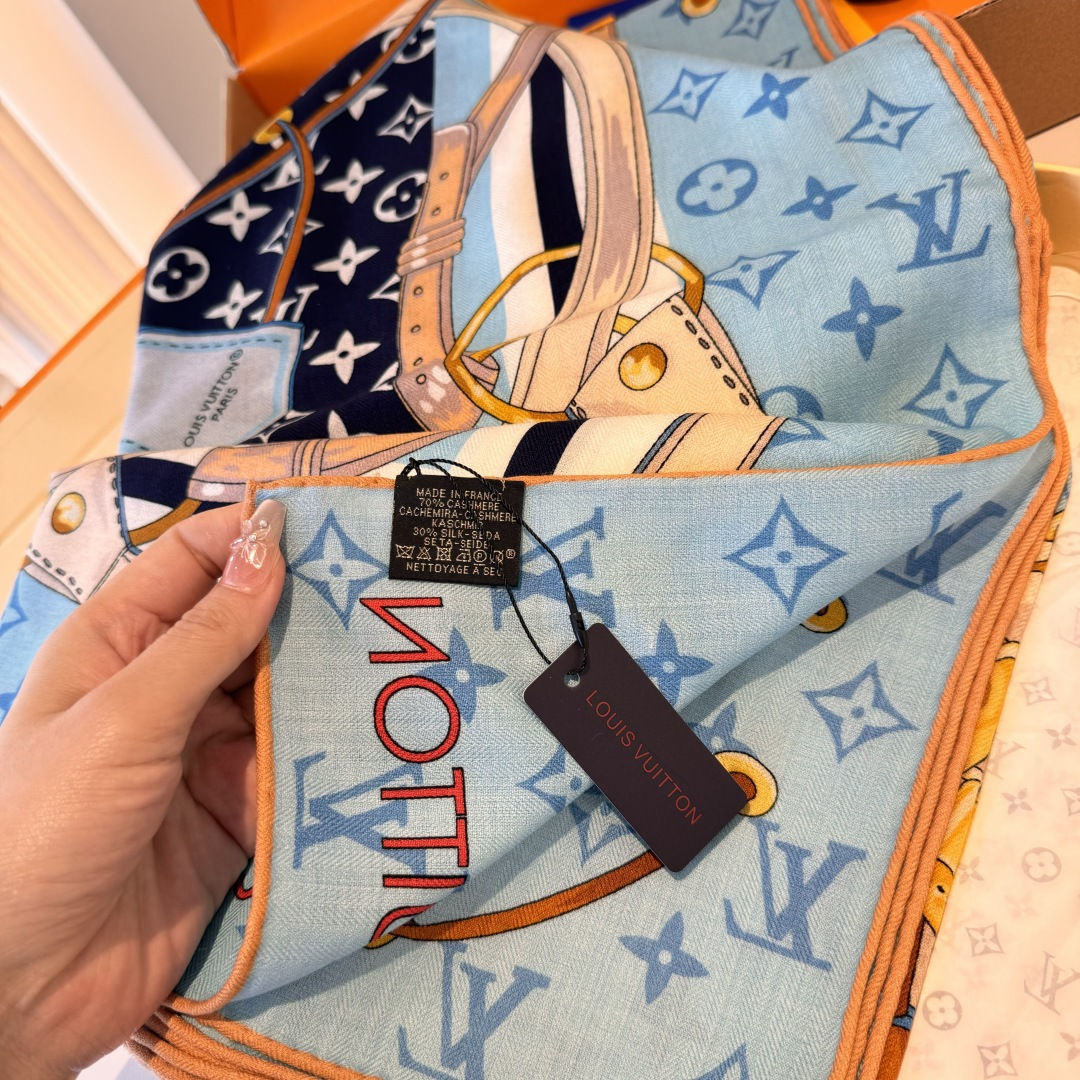  Flower And StraPs 以瞩目笔触彰显雅致风范，依托丝印工艺描绘 Monogram 花卉、