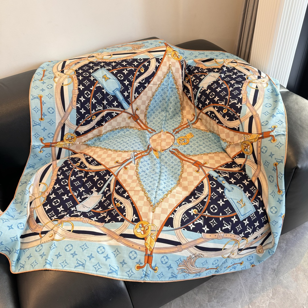  Flower And StraPs 以瞩目笔触彰显雅致风范，依托丝印工艺描绘 Monogram 花卉、