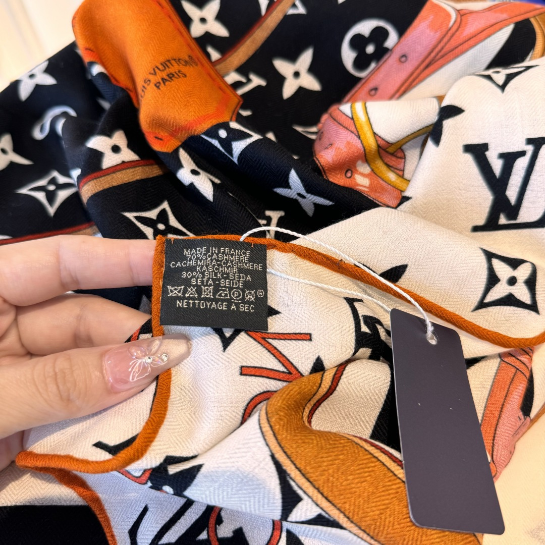  Flower And StraPs 以瞩目笔触彰显雅致风范，依托丝印工艺描绘 Monogram 花卉、