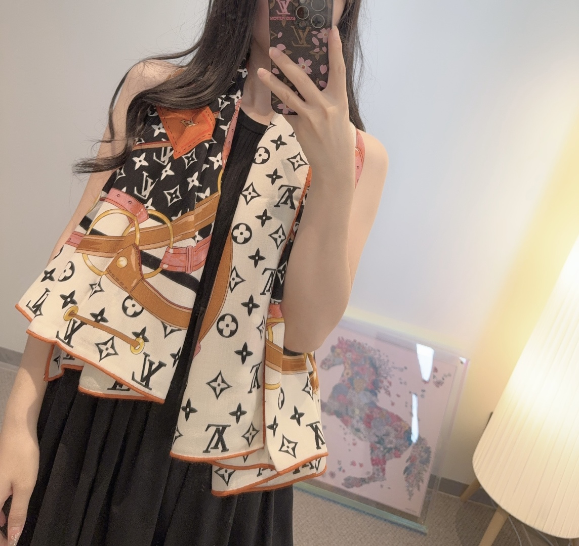  Flower And StraPs 以瞩目笔触彰显雅致风范，依托丝印工艺描绘 Monogram 花卉、