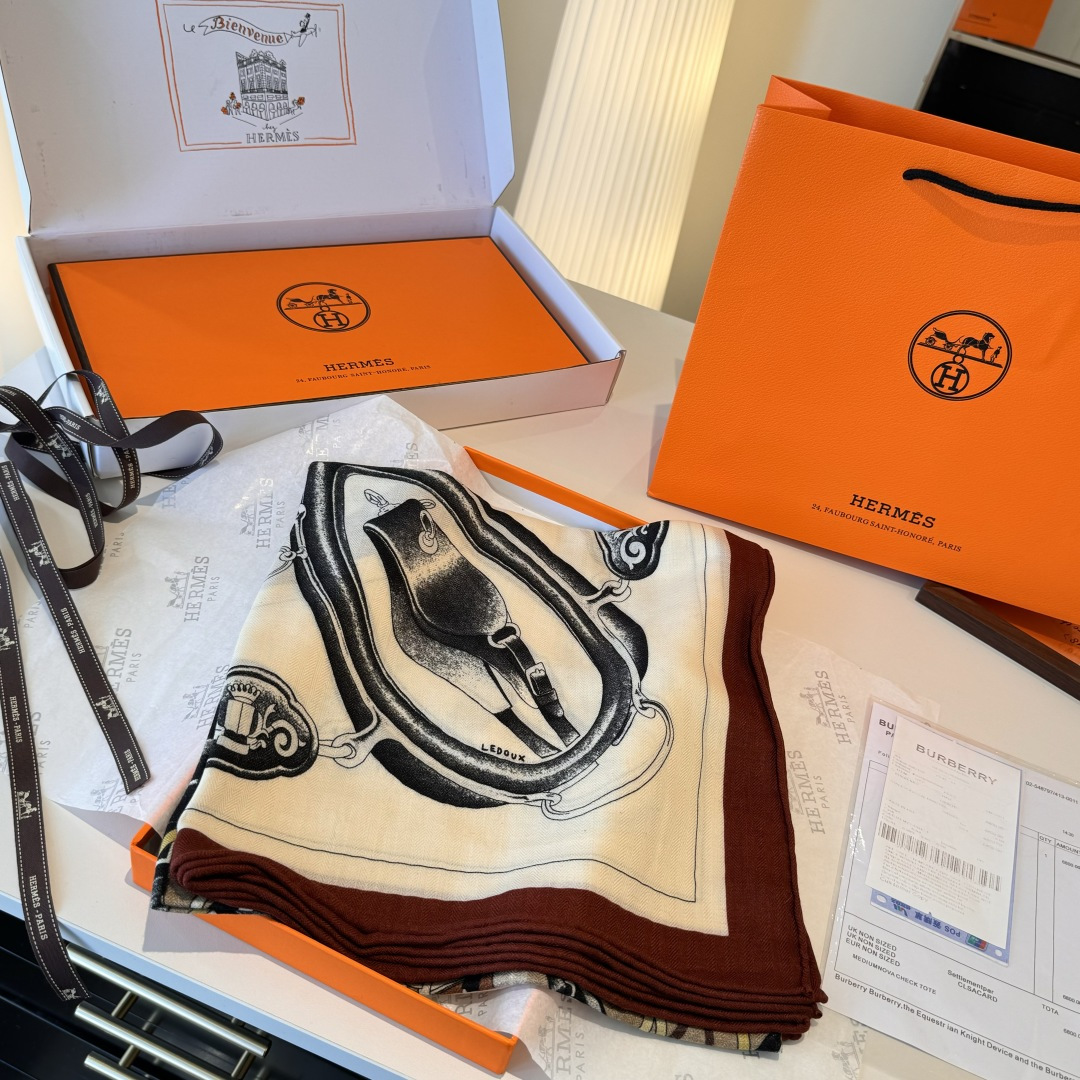  爱马仕（Hermes）2025年秋冬抢先 上新💞【双面同色丝毛方巾】手工卷边山羊绒和真丝混纺披肩（70