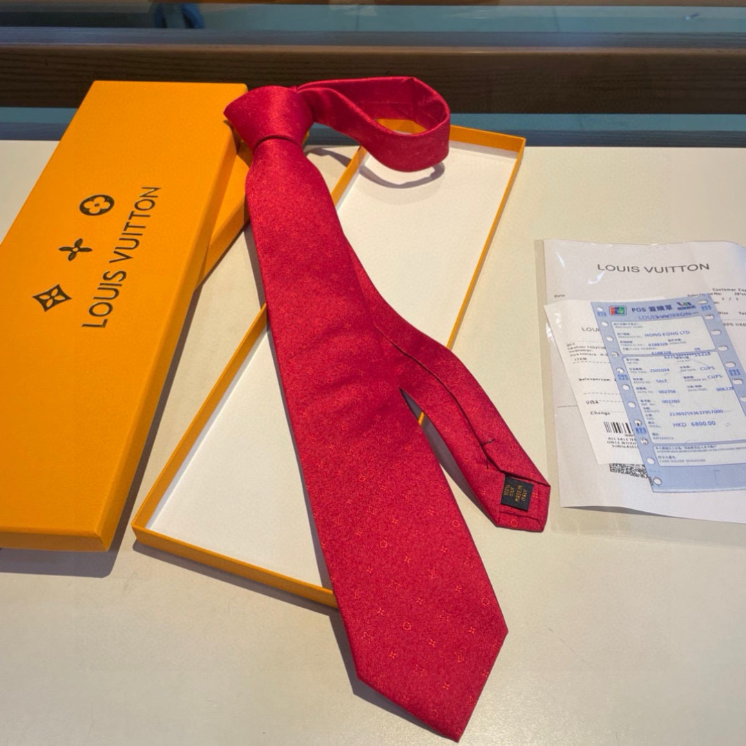 特价👏👏专柜同歩👔👔精致的小Logo提花，低调奢华大气的配色，这款领带将Lv标志性的Damier图案以同