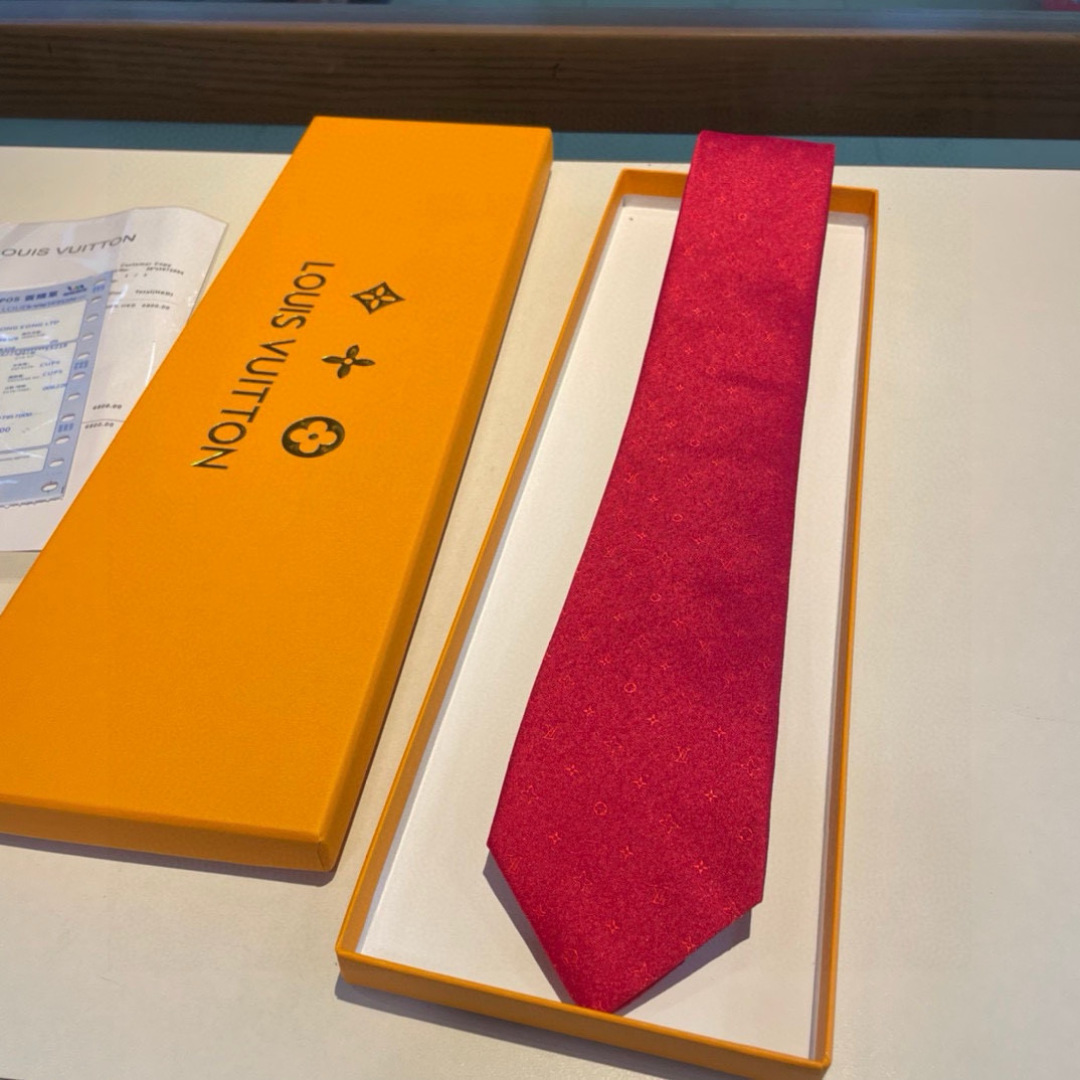 特价👏👏专柜同歩👔👔精致的小Logo提花，低调奢华大气的配色，这款领带将Lv标志性的Damier图案以同