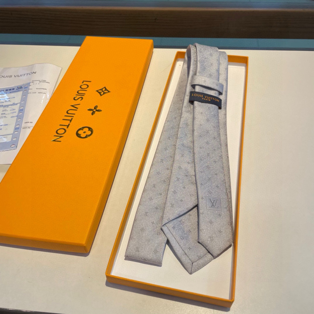 特价👏👏专柜同歩👔👔精致的小Logo提花，低调奢华大气的配色，这款领带将Lv标志性的Damier图案以同