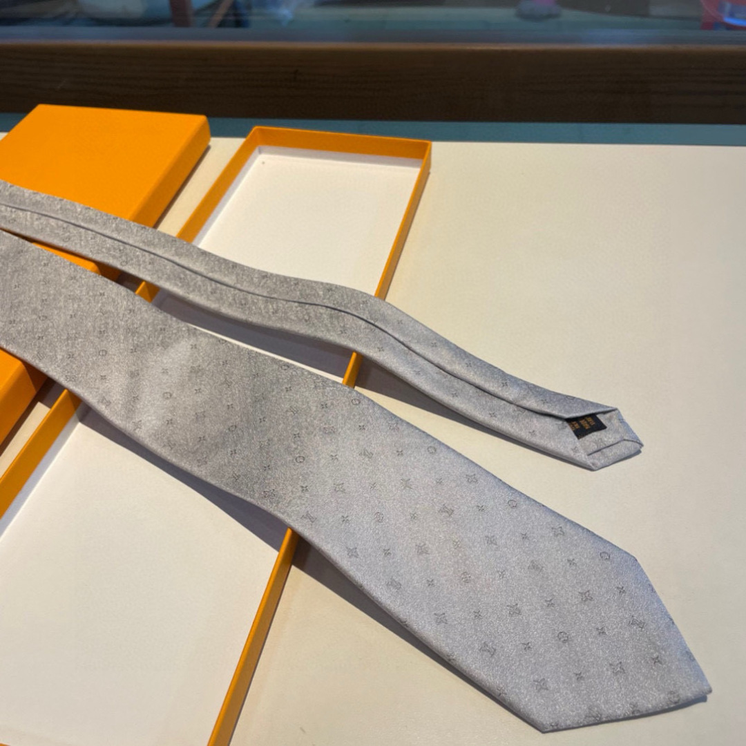 特价👏👏专柜同歩👔👔精致的小Logo提花，低调奢华大气的配色，这款领带将Lv标志性的Damier图案以同