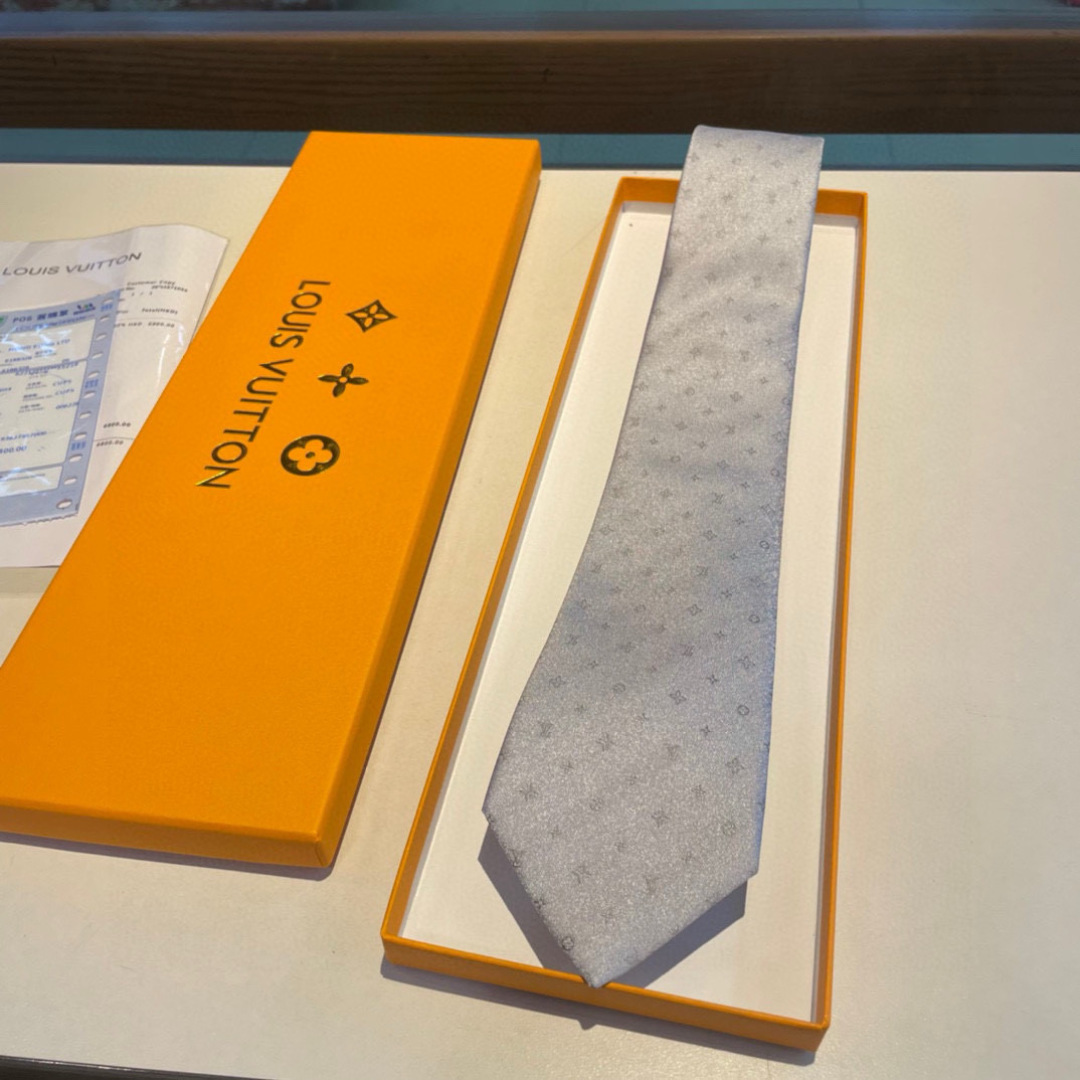 特价👏👏专柜同歩👔👔精致的小Logo提花，低调奢华大气的配色，这款领带将Lv标志性的Damier图案以同