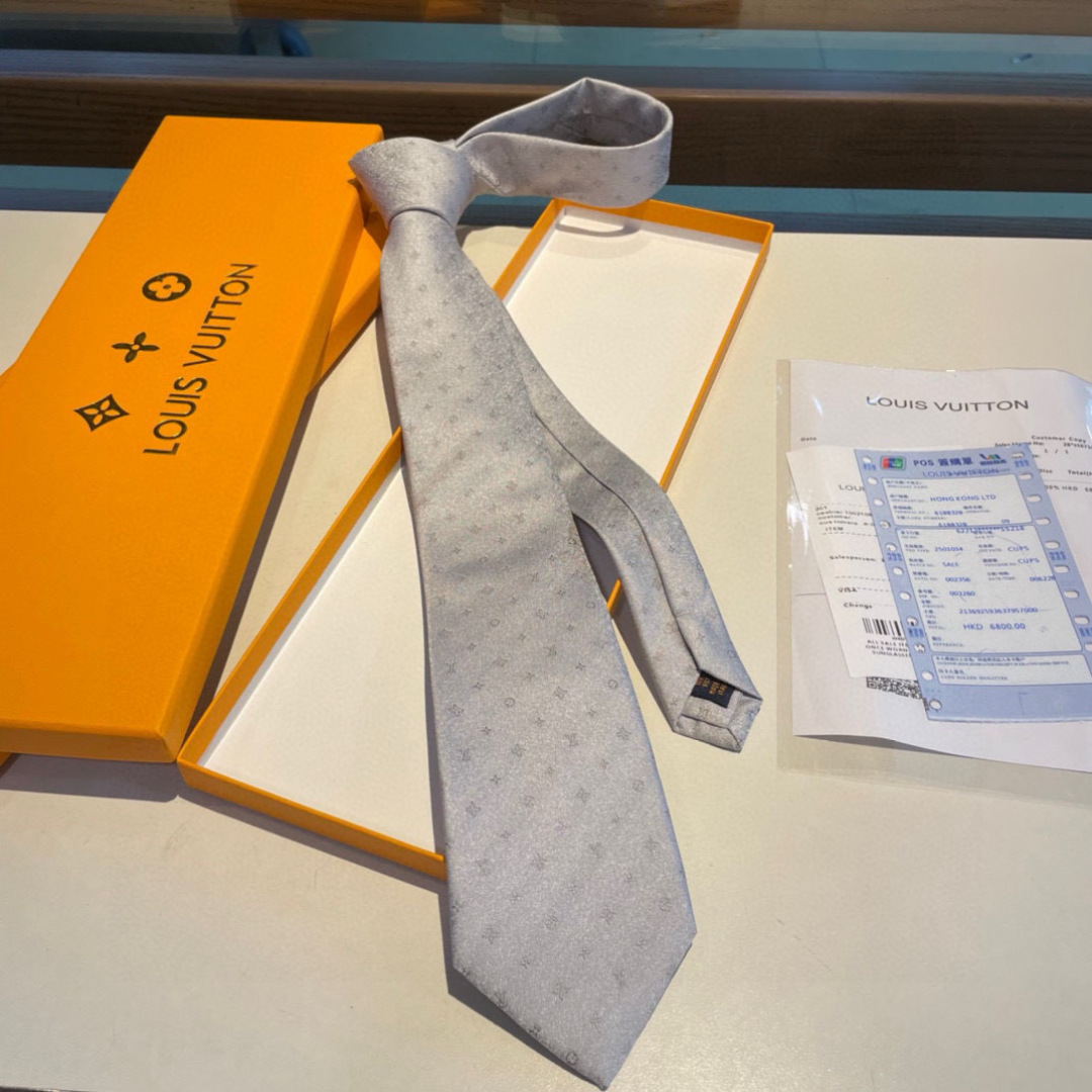 特价👏👏专柜同歩👔👔精致的小Logo提花，低调奢华大气的配色，这款领带将Lv标志性的Damier图案以同