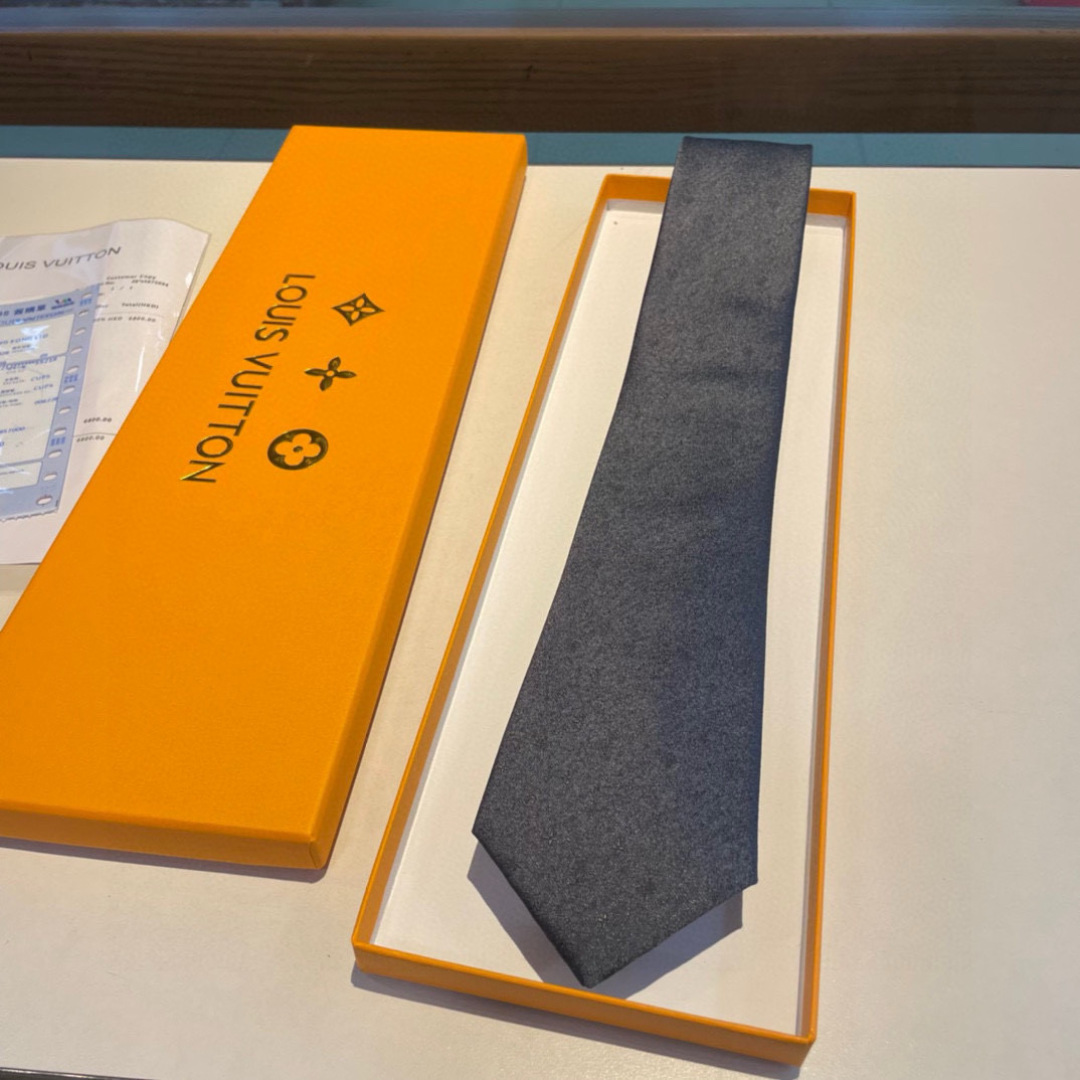 特价👏👏专柜同歩👔👔精致的小Logo提花，低调奢华大气的配色，这款领带将Lv标志性的Damier图案以同