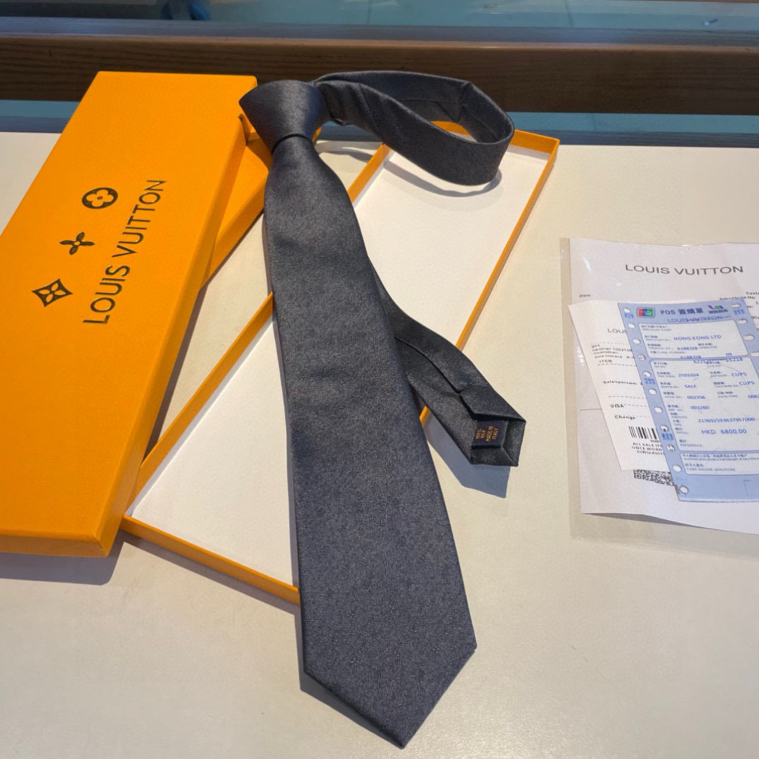 特价👏👏专柜同歩👔👔精致的小Logo提花，低调奢华大气的配色，这款领带将Lv标志性的Damier图案以同