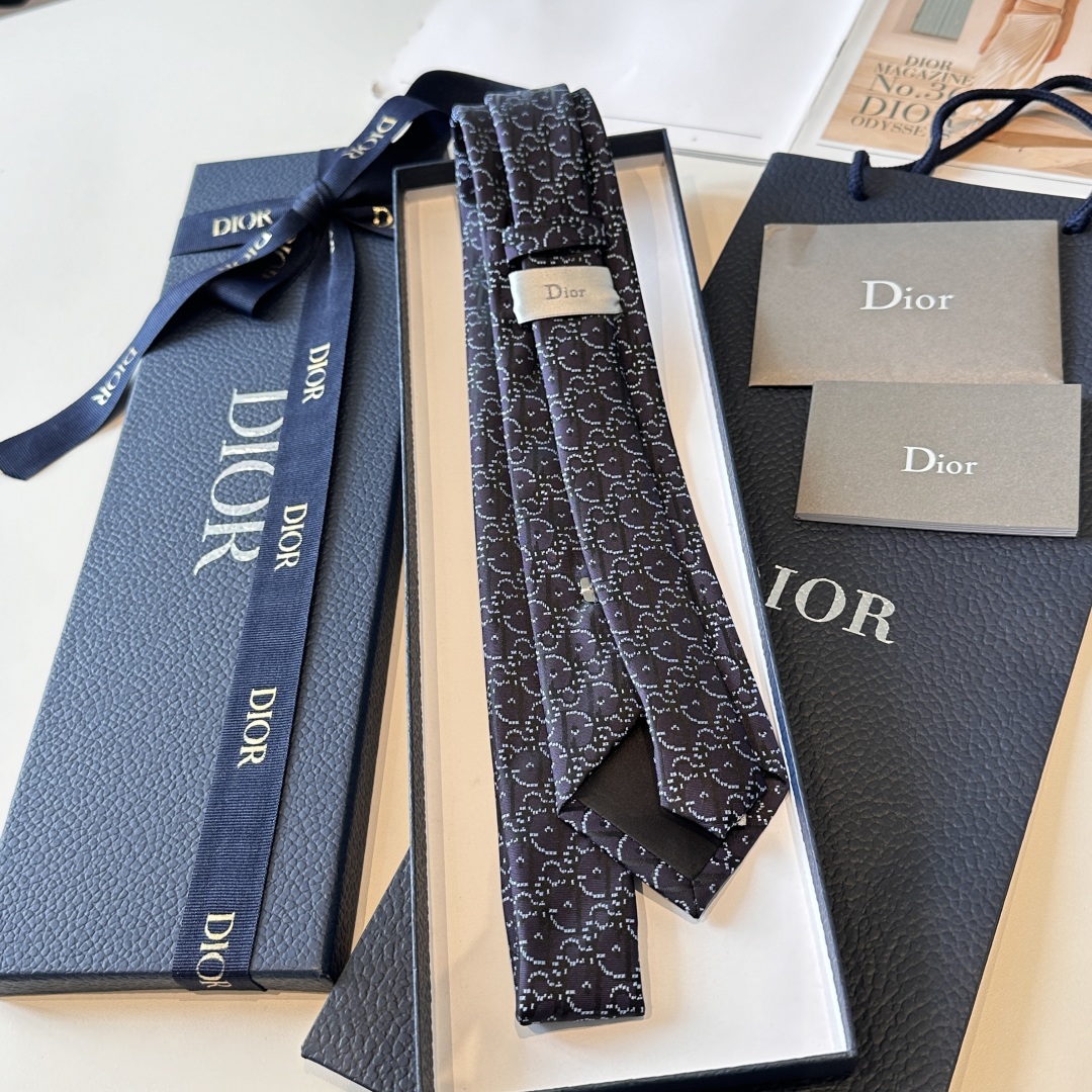 特价👏dior家新款领带 👔👔Dior男士，稀有😻😻展现精湛手工与时尚优雅的理想选择，这款采用DO家最经