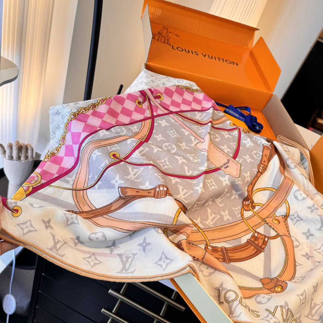 Flower And StraPs 以瞩目笔触彰显雅致风范，依托丝印工艺描绘 Monogram 花卉、肩