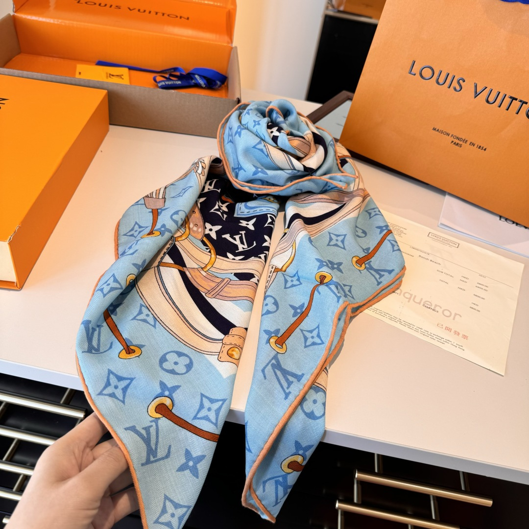 Flower And StraPs 以瞩目笔触彰显雅致风范，依托丝印工艺描绘 Monogram 花卉、肩