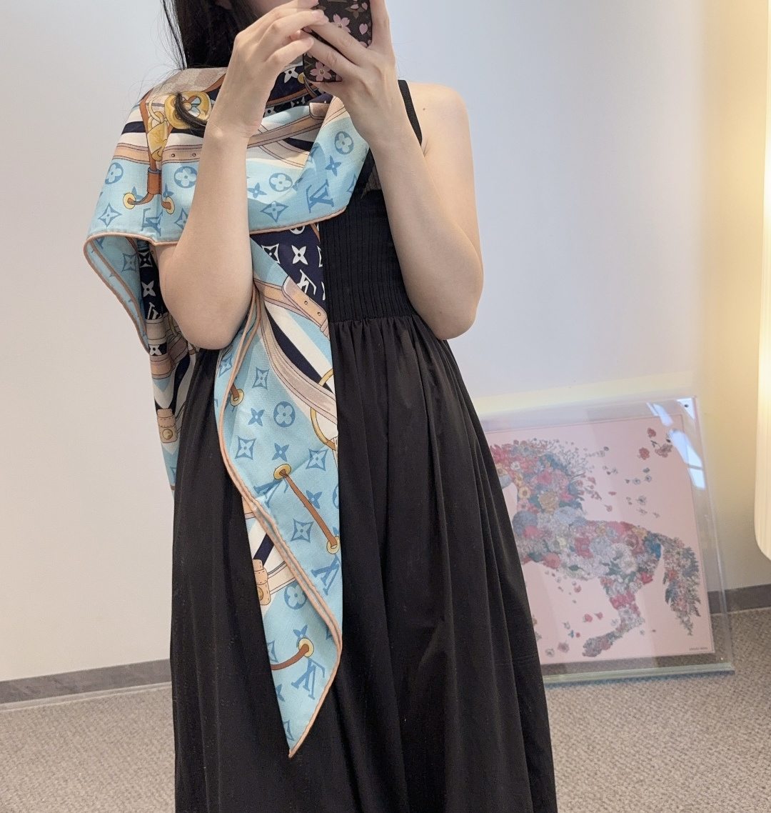 Flower And StraPs 以瞩目笔触彰显雅致风范，依托丝印工艺描绘 Monogram 花卉、肩