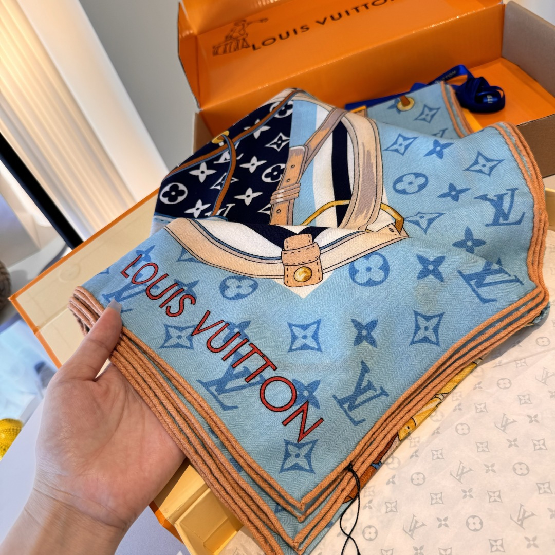 Flower And StraPs 以瞩目笔触彰显雅致风范，依托丝印工艺描绘 Monogram 花卉、肩