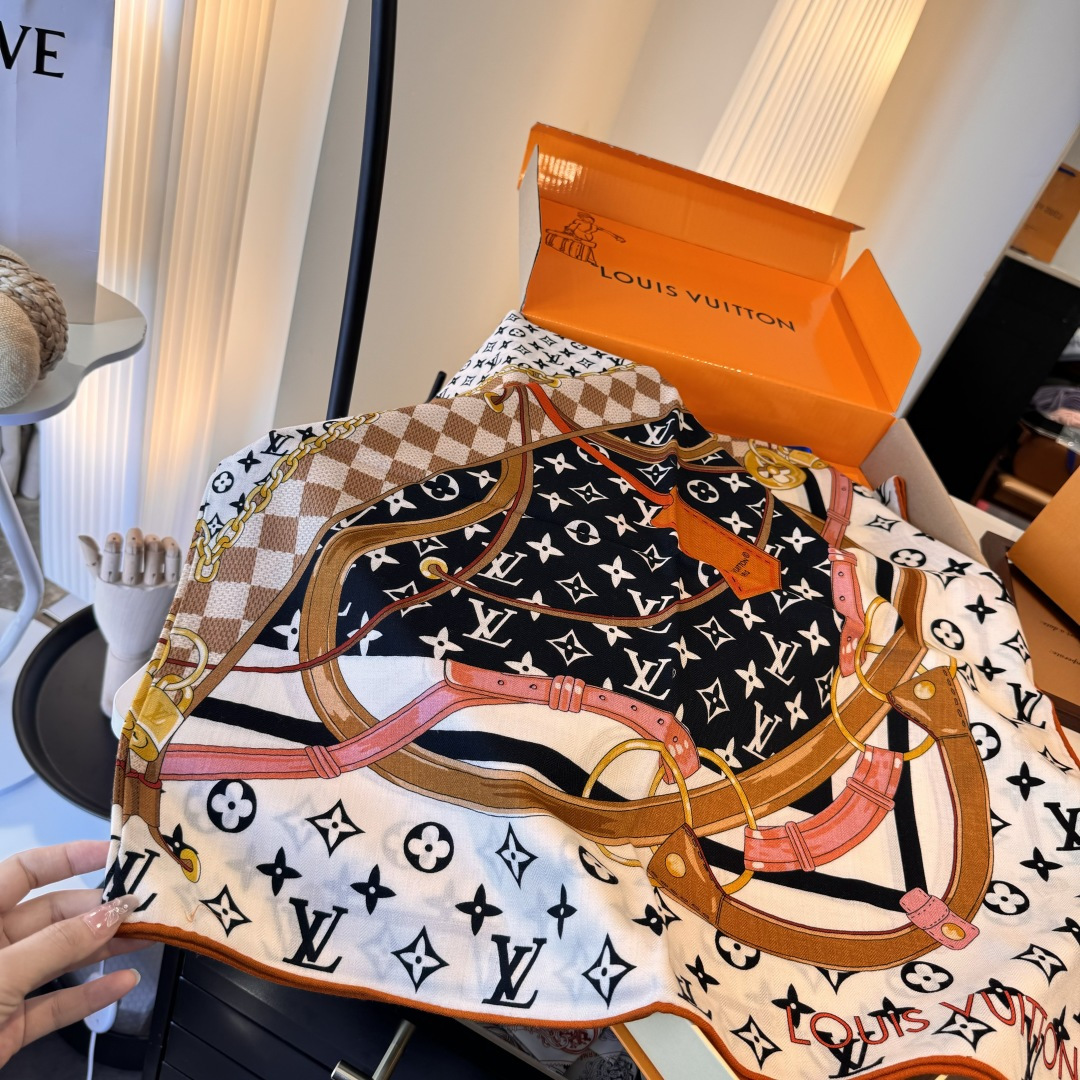 Flower And StraPs 以瞩目笔触彰显雅致风范，依托丝印工艺描绘 Monogram 花卉、肩