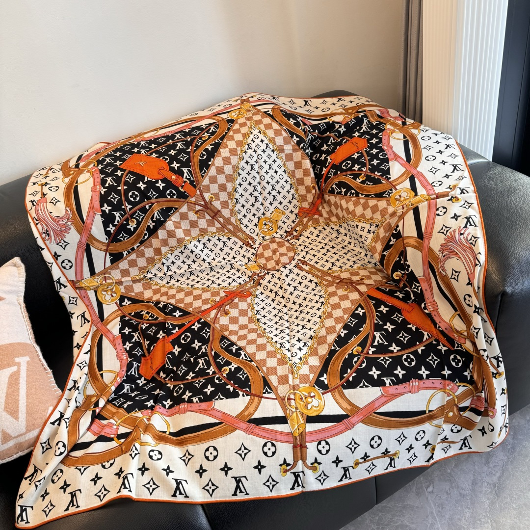 Flower And StraPs 以瞩目笔触彰显雅致风范，依托丝印工艺描绘 Monogram 花卉、肩