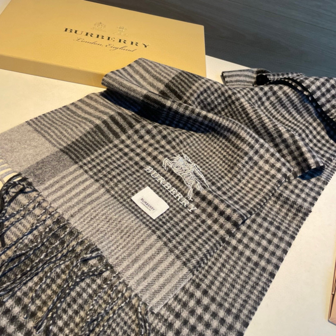 百分百山羊绒 🆕【▪️ 惊艳！披着围着都美的~让人过目不忘！！】巴宝莉这款出来的效果真的，一秒美晕！！太