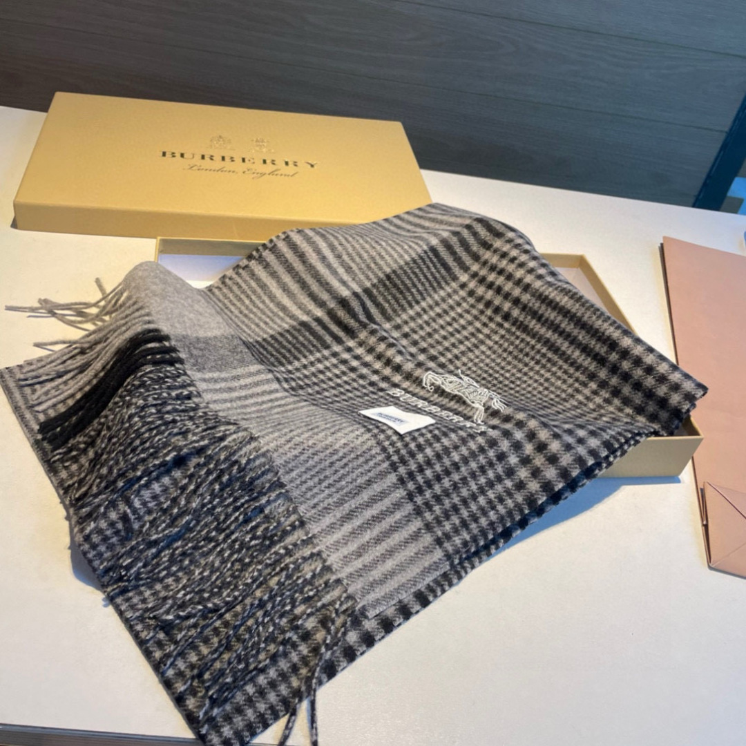 百分百山羊绒 🆕【▪️ 惊艳！披着围着都美的~让人过目不忘！！】巴宝莉这款出来的效果真的，一秒美晕！！太