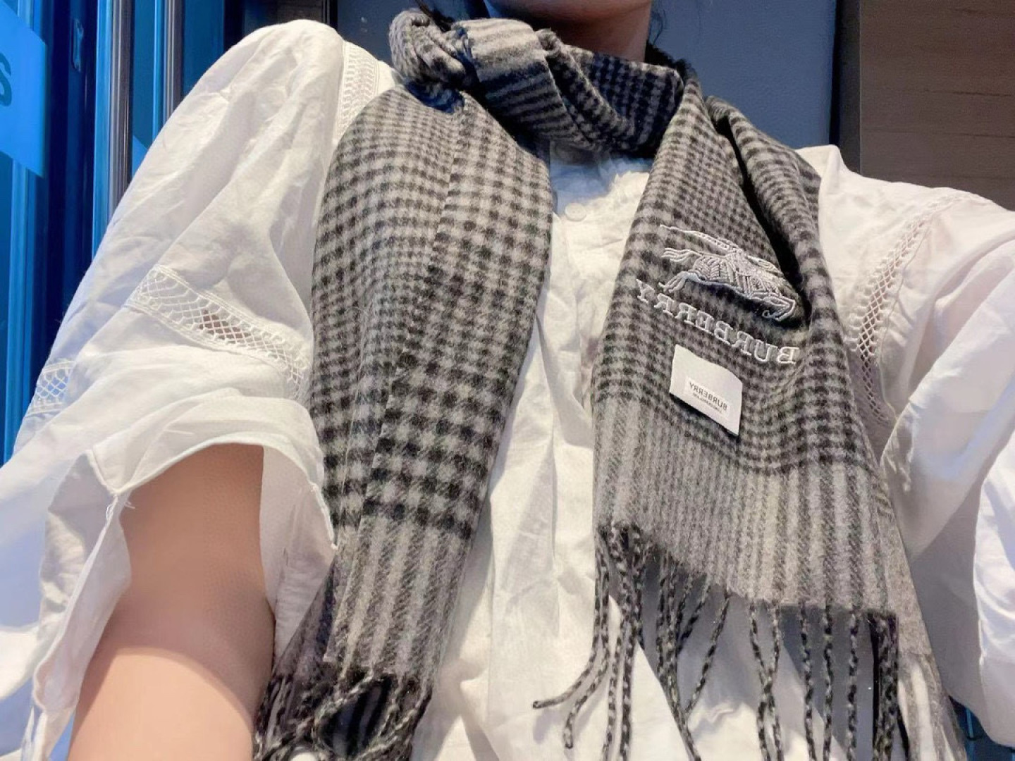 百分百山羊绒 🆕【▪️ 惊艳！披着围着都美的~让人过目不忘！！】巴宝莉这款出来的效果真的，一秒美晕！！太