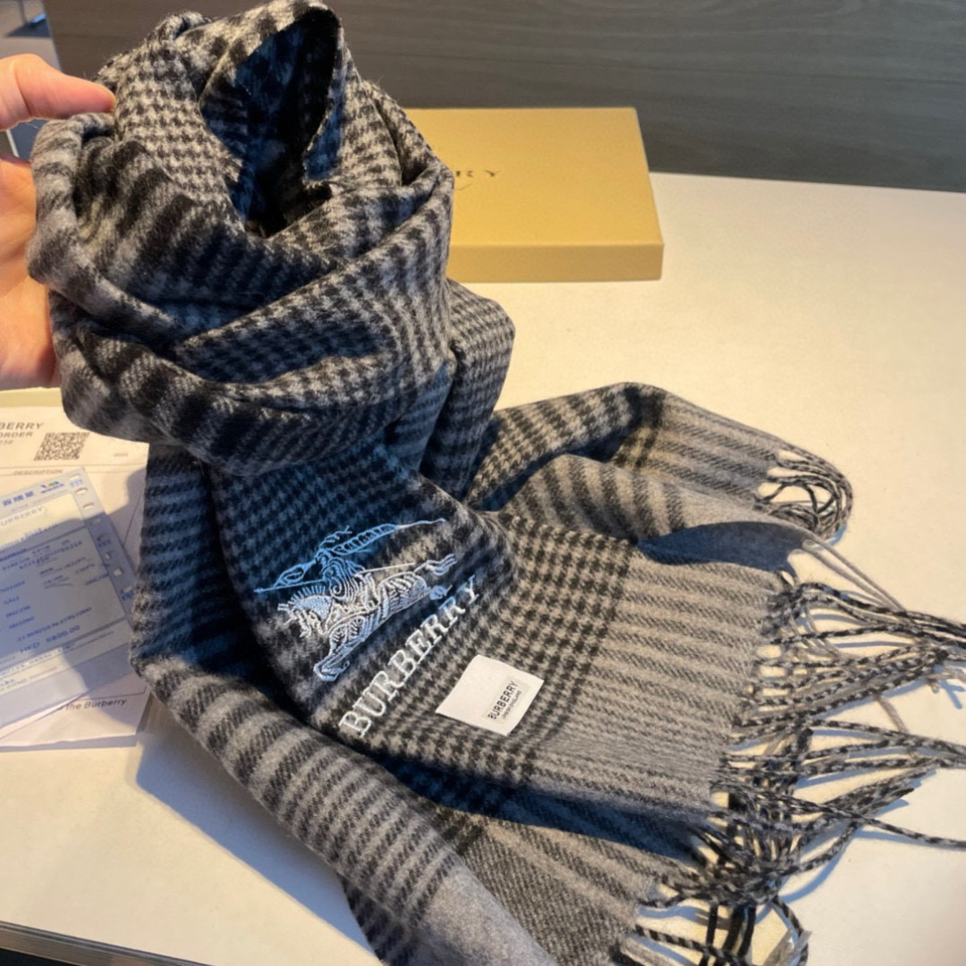 百分百山羊绒 🆕【▪️ 惊艳！披着围着都美的~让人过目不忘！！】巴宝莉这款出来的效果真的，一秒美晕！！太