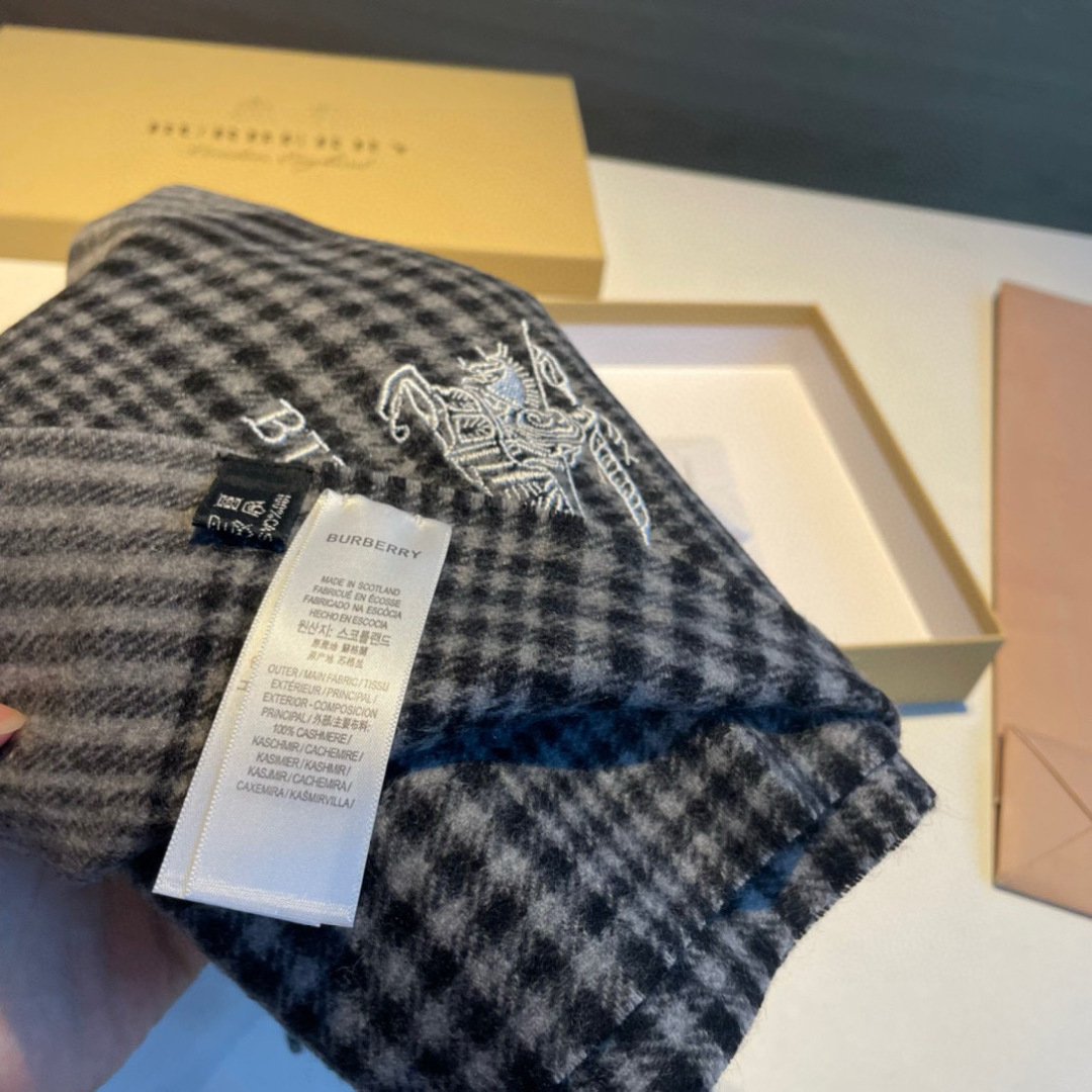 百分百山羊绒 🆕【▪️ 惊艳！披着围着都美的~让人过目不忘！！】巴宝莉这款出来的效果真的，一秒美晕！！太