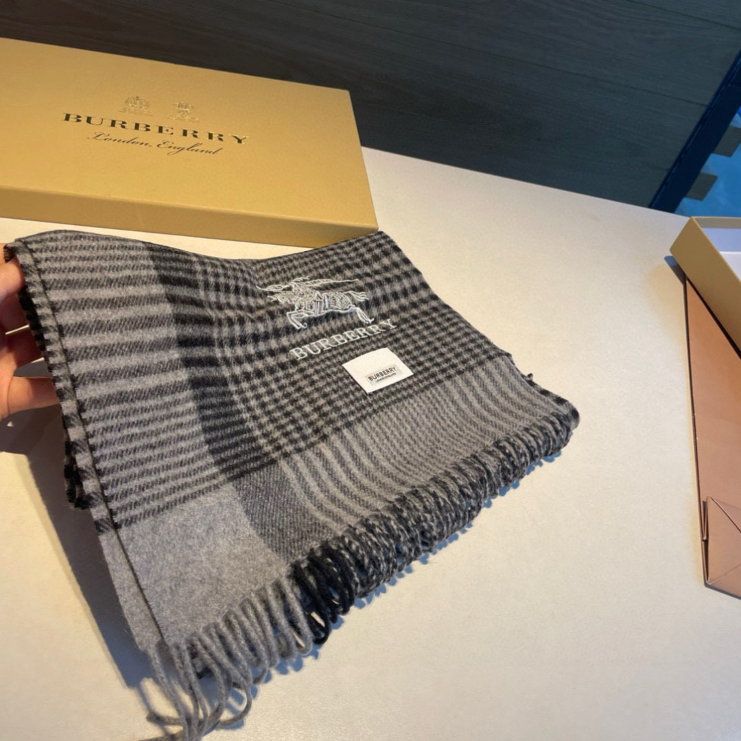 百分百山羊绒 🆕【▪️ 惊艳！披着围着都美的~让人过目不忘！！】巴宝莉这款出来的效果真的，一秒美晕！！太