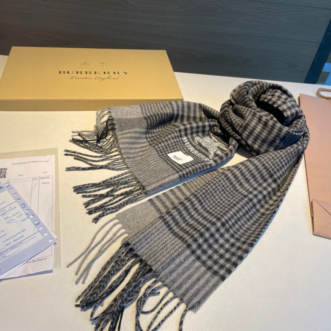 百分百山羊绒 🆕【▪️ 惊艳！披着围着都美的~让人过目不忘！！】巴宝莉这款出来的效果真的，一秒美晕！！太