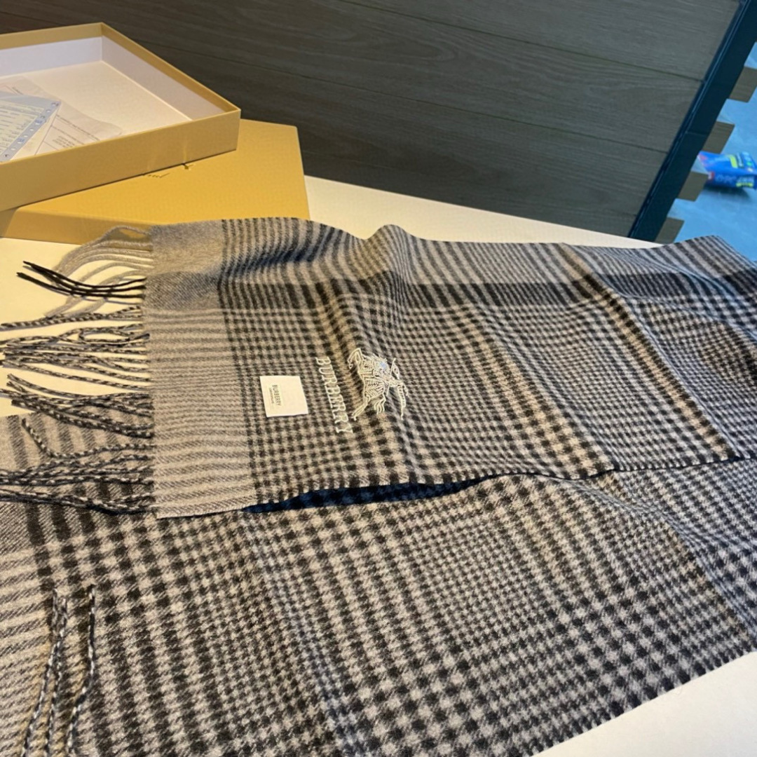 百分百山羊绒 🆕【▪️ 惊艳！披着围着都美的~让人过目不忘！！】巴宝莉这款出来的效果真的，一秒美晕！！太