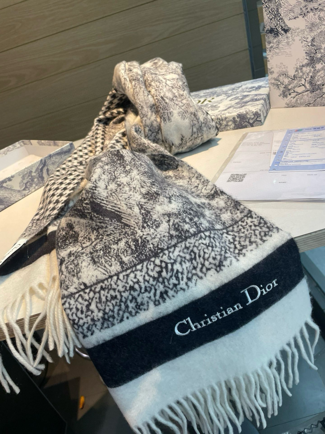 品名:【DIOR 迪奥动物元素流苏长巾】 尺寸:70✖️200CM材质:100%山羊绒爆款，专柜最新款式