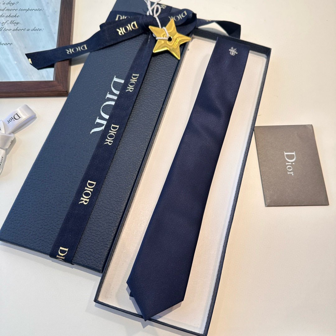 特 爆款到👏👏Do家新款领带 👔👔Dior男士【D家LOGO系列领带】，稀有😻😻展现精湛手工与时尚优雅的