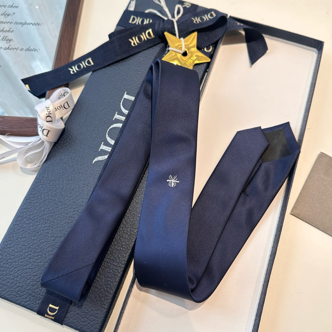特 爆款到👏👏Do家新款领带 👔👔Dior男士【D家LOGO系列领带】，稀有😻😻展现精湛手工与时尚优雅的