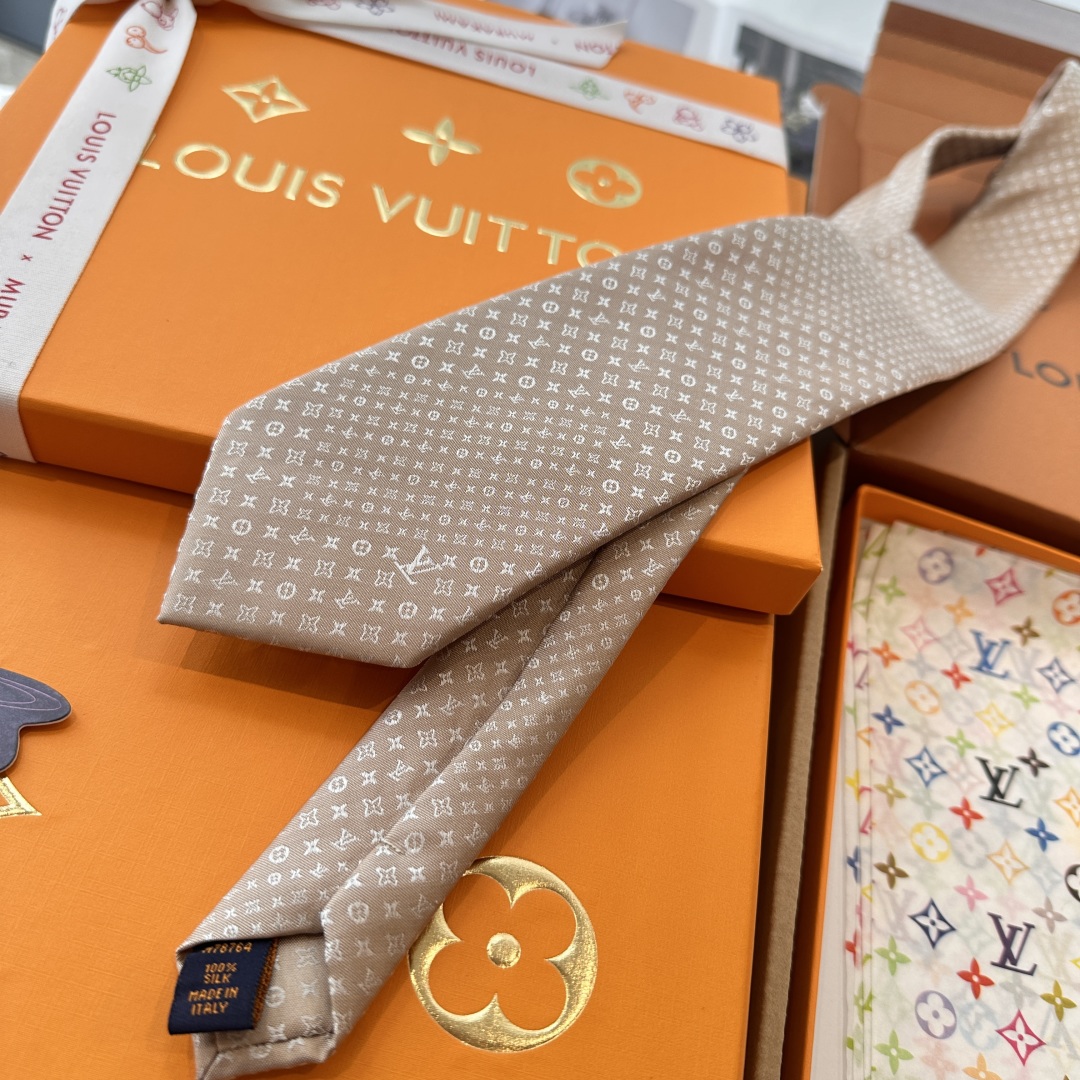 👏👏专柜同歩👔👔精致的小Logo暗纹提花，低调奢华大气的配色，这款领带将Lv标志性的Damier图案以同
