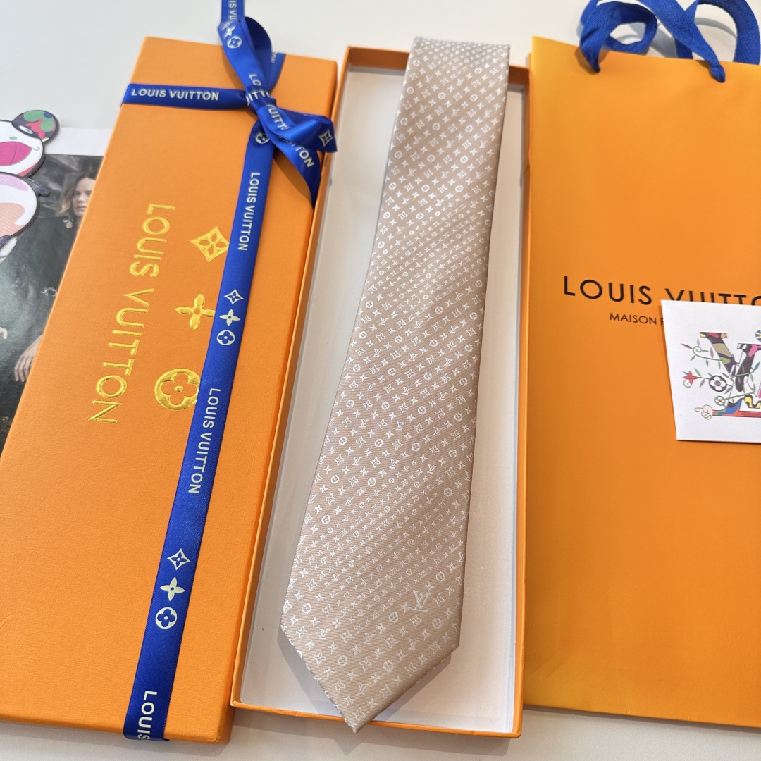 👏👏专柜同歩👔👔精致的小Logo暗纹提花，低调奢华大气的配色，这款领带将Lv标志性的Damier图案以同