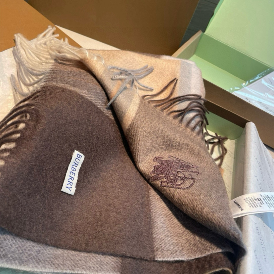 水波纹，百分百山羊绒 Burberry · 巴宝莉经典格子围巾❗好看的要疯掉了，太有型太有魅力了❗❗非常