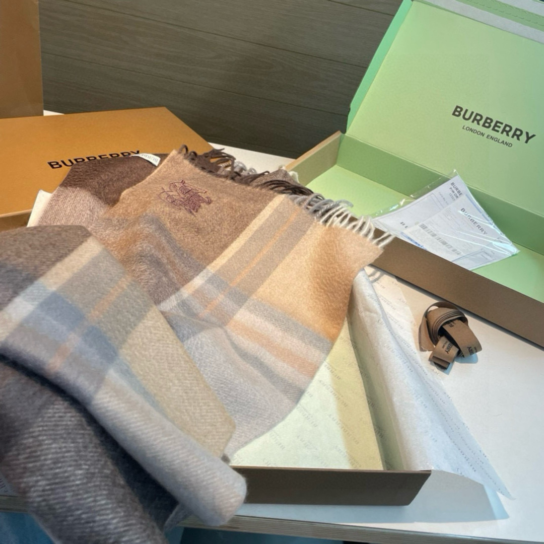 水波纹，百分百山羊绒 Burberry · 巴宝莉经典格子围巾❗好看的要疯掉了，太有型太有魅力了❗❗非常