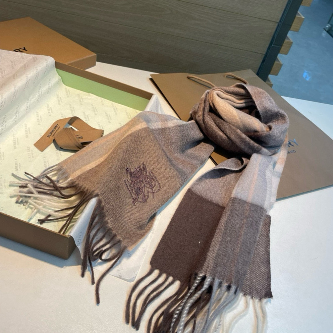 水波纹，百分百山羊绒 Burberry · 巴宝莉经典格子围巾❗好看的要疯掉了，太有型太有魅力了❗❗非常