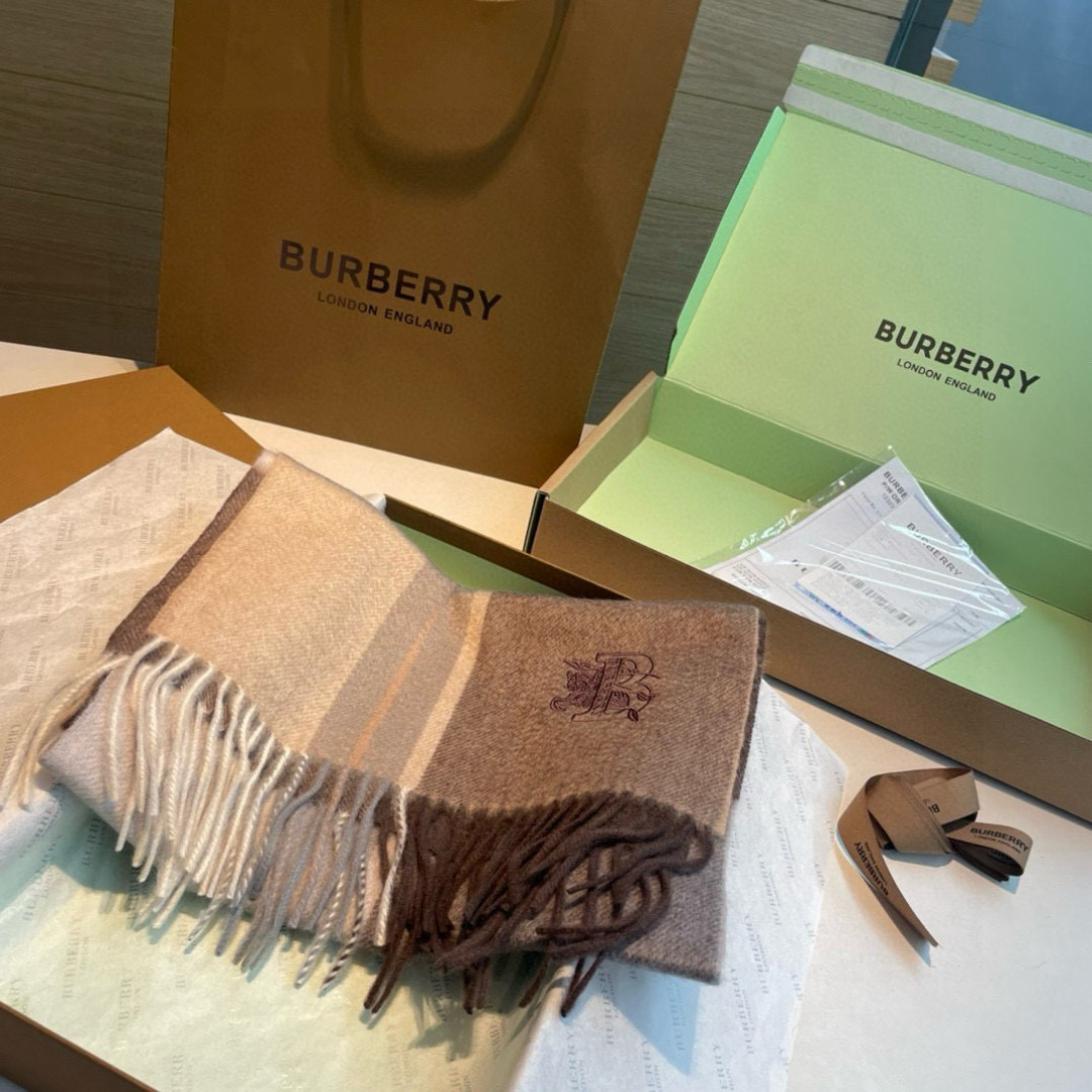 水波纹，百分百山羊绒 Burberry · 巴宝莉经典格子围巾❗好看的要疯掉了，太有型太有魅力了❗❗非常