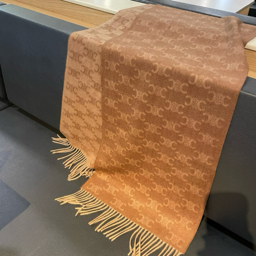 凯旋门散林老花羊绒围巾终于出货了……很多宝宝要的上身图来啦！羊绒的质地戴起来软乎乎超舒服！双面明暗对比色