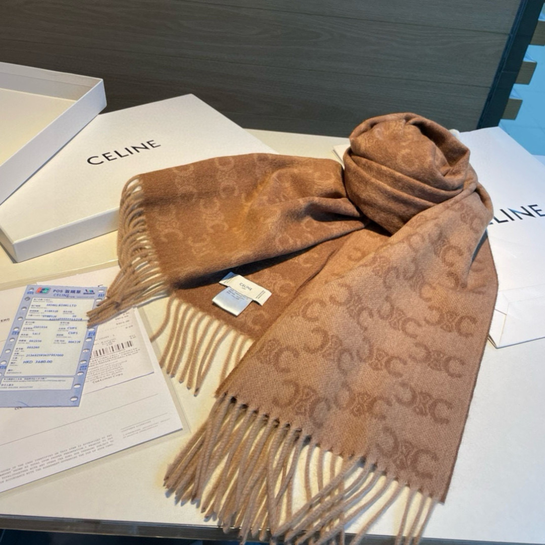 凯旋门散林老花羊绒围巾终于出货了……很多宝宝要的上身图来啦！羊绒的质地戴起来软乎乎超舒服！双面明暗对比色