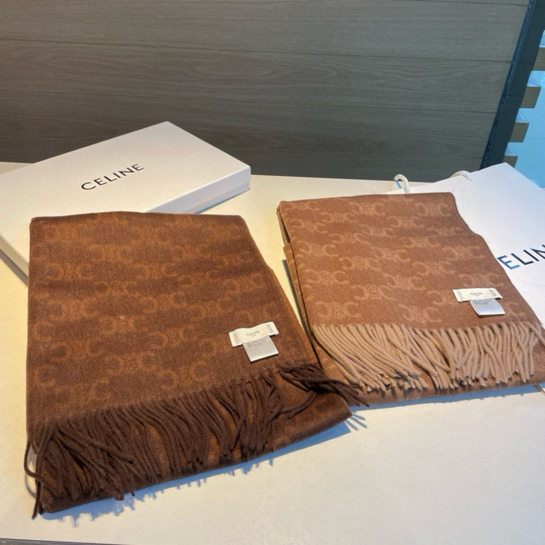 凯旋门散林老花羊绒围巾终于出货了……很多宝宝要的上身图来啦！羊绒的质地戴起来软乎乎超舒服！双面明暗对比色