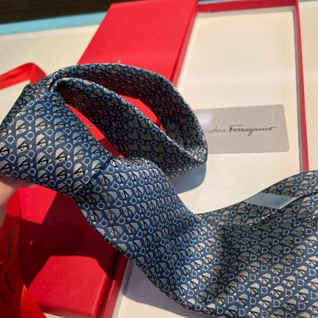 特价特 配包装 菲拉格慕男士新款领带系列👔👔，让男士可以充分展示自己个性。100%顶级斜纹真丝手工定制‼