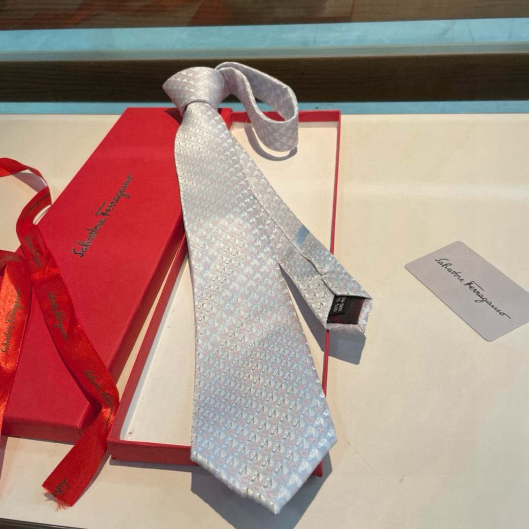 特价特 配包装 菲拉格慕男士新款领带系列👔👔，让男士可以充分展示自己个性。100%顶级斜纹真丝手工定制‼