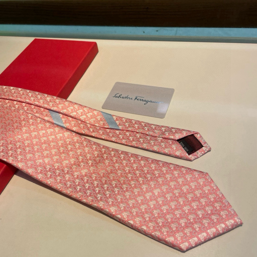 特价特 配包装 菲拉格慕男士新款领带系列👔👔，让男士可以充分展示自己个性。100%顶级斜纹真丝手工定制‼