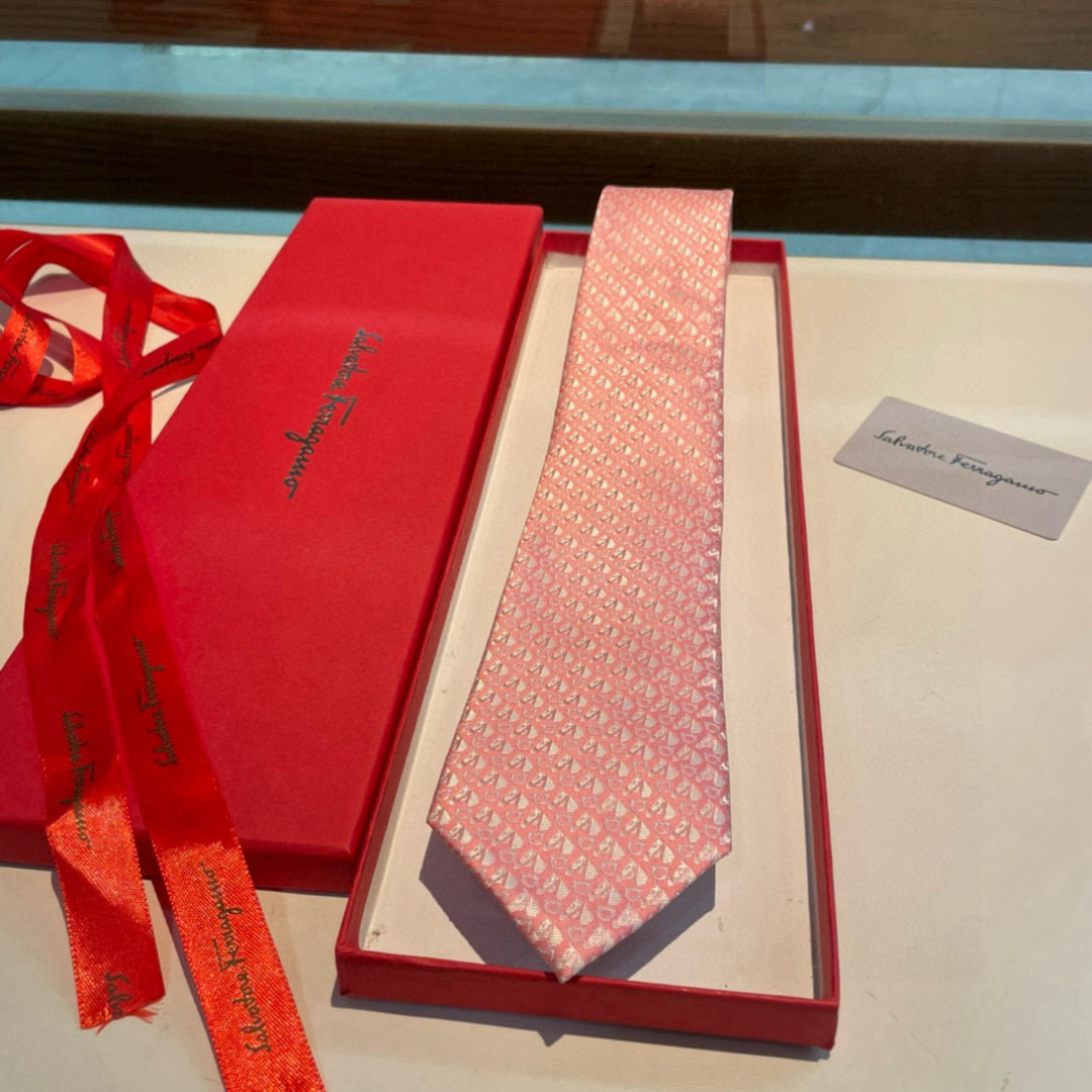 特价特 配包装 菲拉格慕男士新款领带系列👔👔，让男士可以充分展示自己个性。100%顶级斜纹真丝手工定制‼