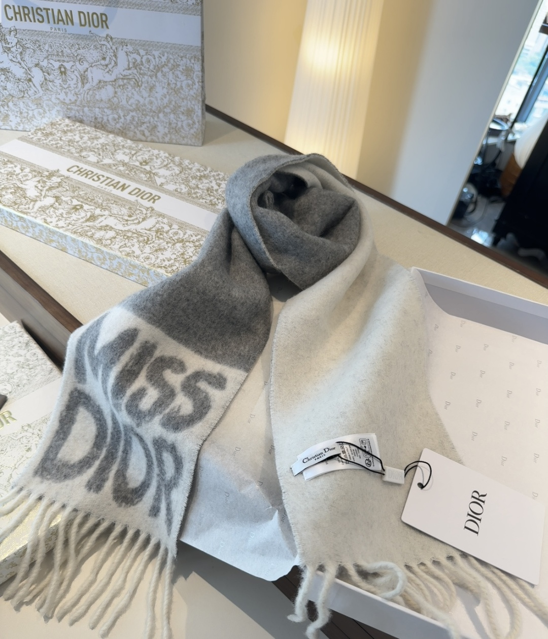 𝐃𝐈𝐎𝐑 •25🆕『Miss Dior 』最新！Miss Dior Graffiti系列新品，醒目Log